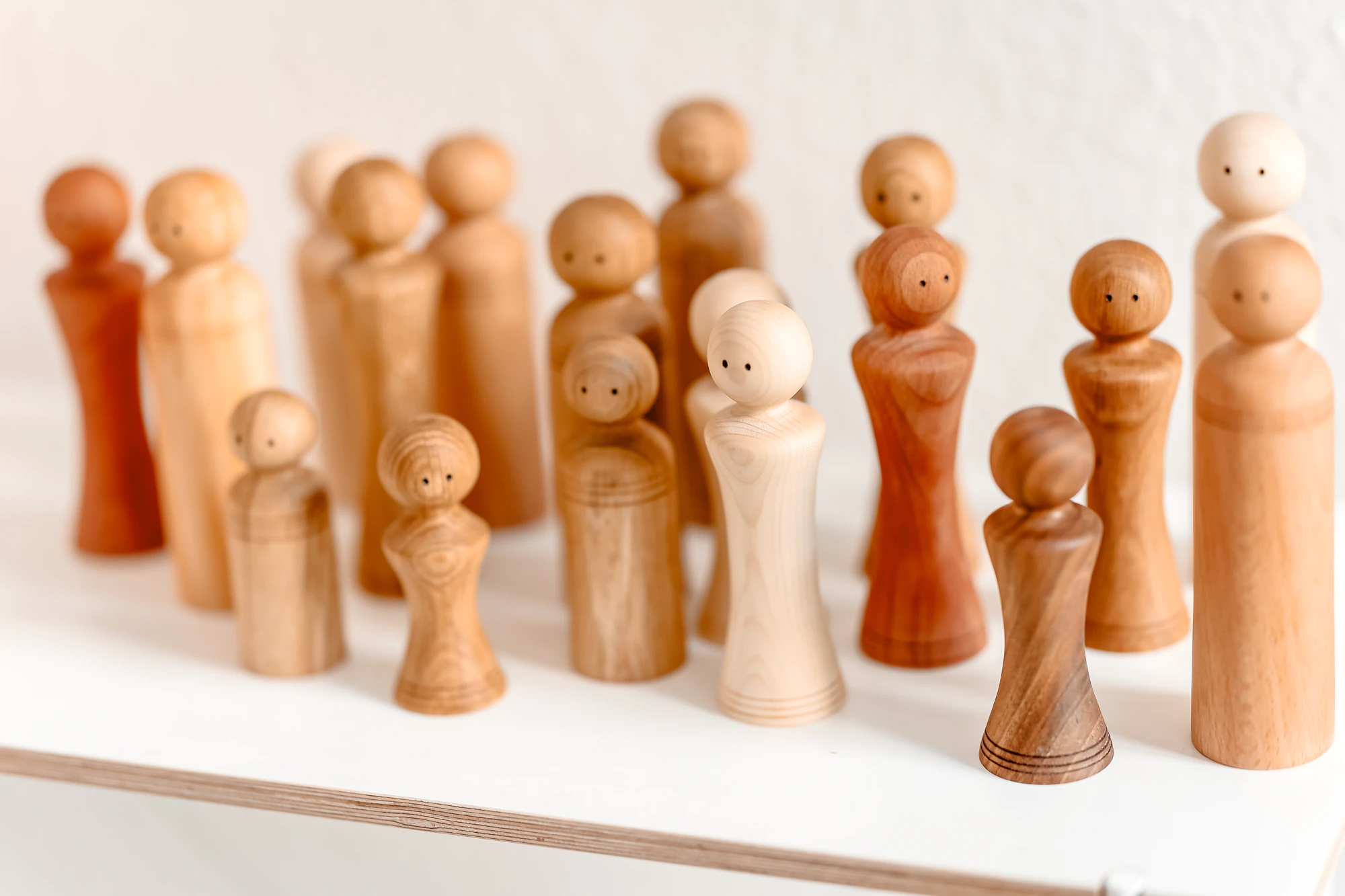 Holzfiguren in unterschiedlichen Größen als Symbol für Familie und Beziehungen